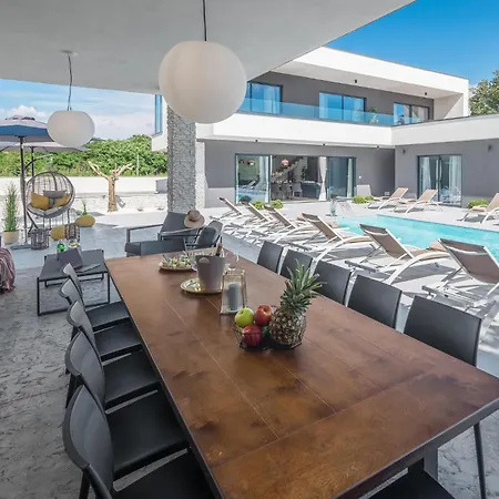 5 Bedroom In Holiday home *