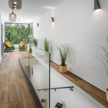 5 Bedroom In *